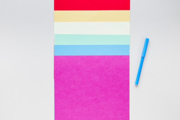 Bandeira de arco-íris de papel colorido com caneta de feltro