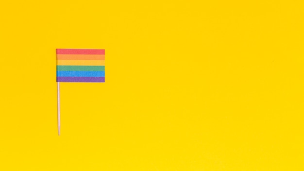Bandeira de arco-íris LGBT em fundo amarelo