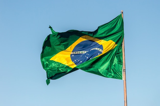 Bandeira do brasil ao ar livre no rio de janeiro, brasil.
