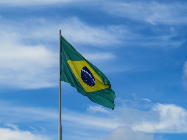 Bandeira do brasil tremulando ao vento. bandeira brasileira. ordem e progresso Foto Premium