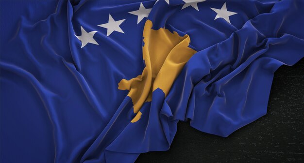 Bandeira do Kosovo enrugada no fundo escuro 3D Render