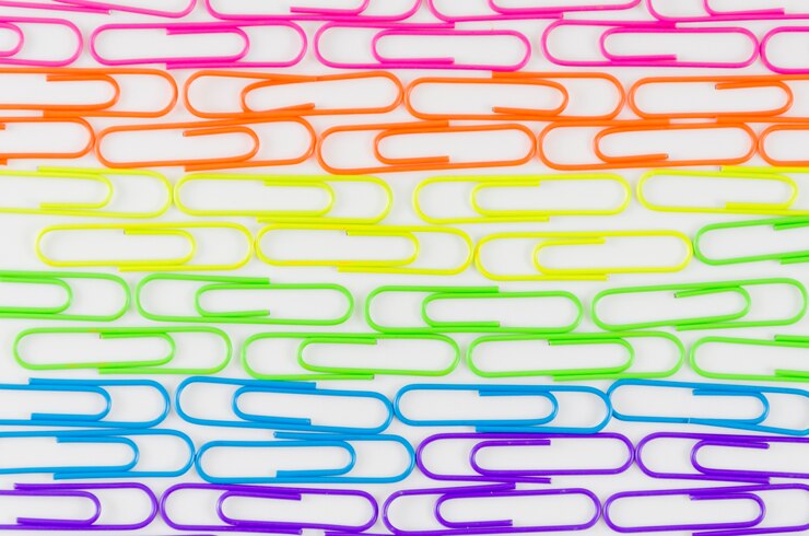 Foto grátis bandeira do orgulho com clipes de papel coloridos