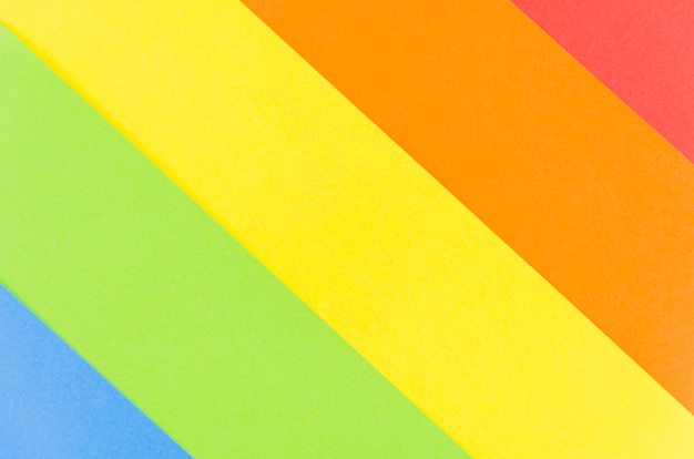 Bandeira do orgulho com folha de papel colorido