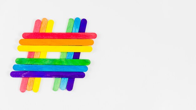 Bandeira do orgulho com varas coloridas