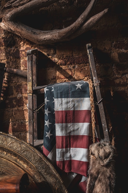 bandeira dos Estados Unidos pendurada em um suporte de metal em um sótão antigo