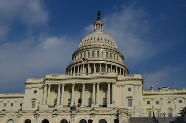 Bandeira dos EUA no edifício do Capitólio em Washington DC.