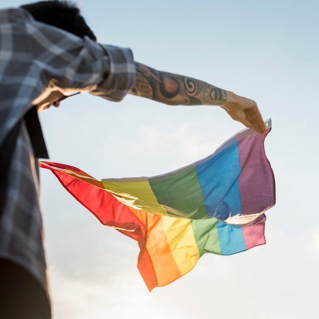 Bandeira LGBT flutuando no vento