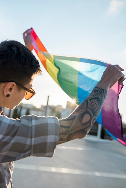 Foto grátis bandeira lgbt nas mãos da pessoa