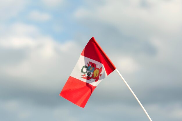 Bandeira nacional de seda do Peru ao ar livre