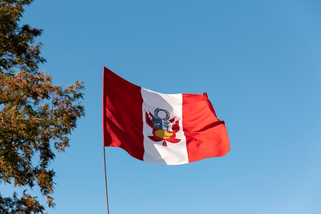 Bandeira nacional de seda do Peru ao ar livre