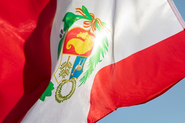 Foto grátis bandeira nacional do peru ao vento