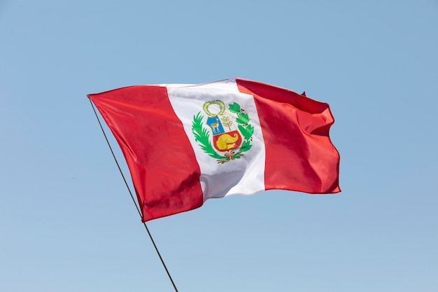 Bandeira nacional do Peru com símbolo