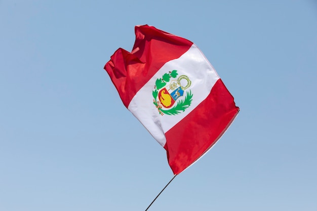 Bandeira nacional do Peru com símbolo