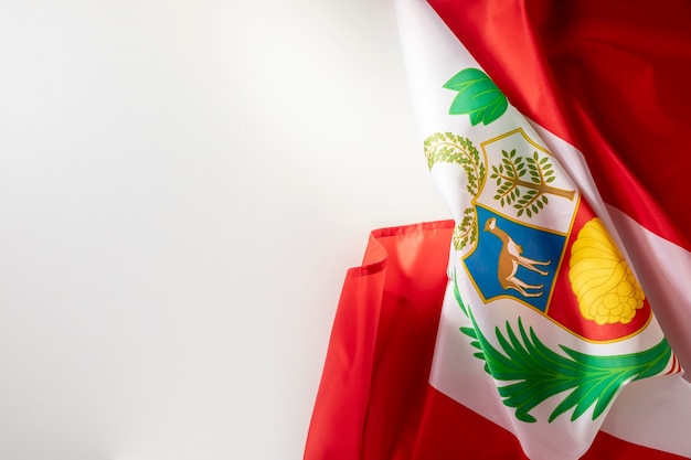 Bandeira nacional do Peru com símbolo