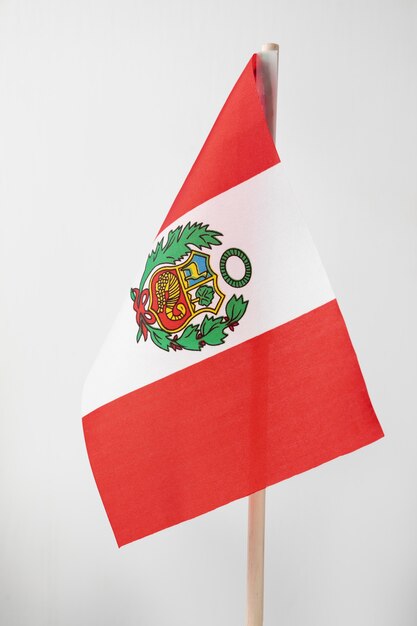 Bandeira nacional do Peru com símbolo