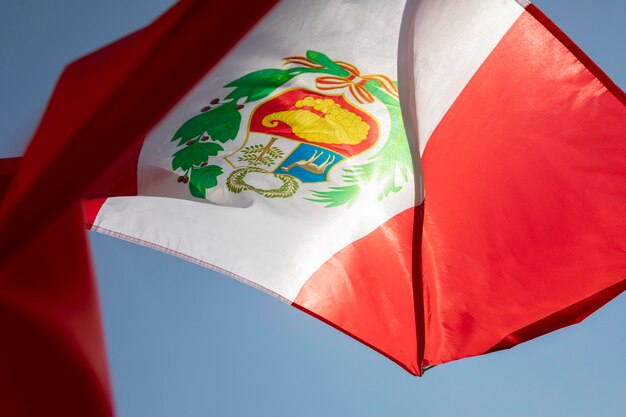 Bandeira nacional do Peru no vento