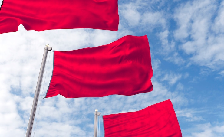 Foto grátis bandeira vermelha isolada na natureza
