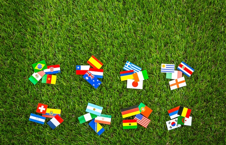 Foto grátis bandeiras de diferentes países sobre uma mesa de madeira