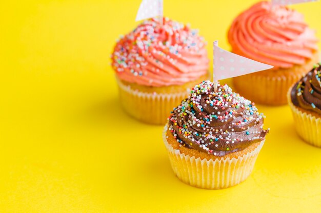 Bandeiras em cupcakes coloridos