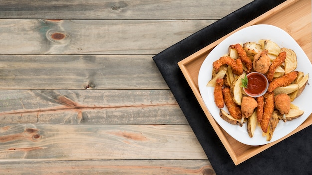 Bandeja com frango assado e batatas