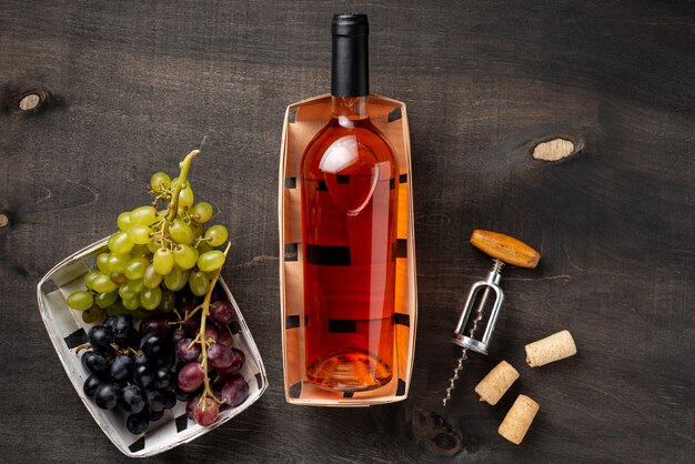 Bandeja com garrafa de vinho e uvas orgânicas