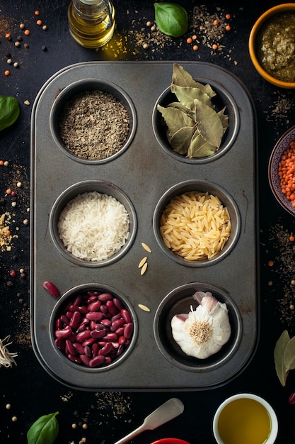 Foto grátis bandeja com legumes e ervas aromáticas