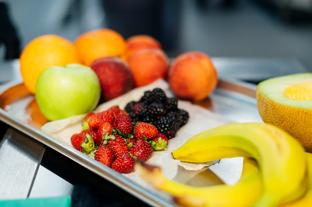 Foto grátis bandeja de ângulo alto com frutas frescas