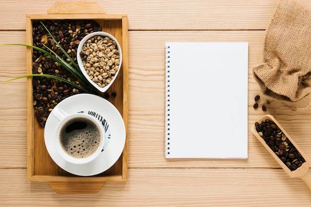 Bandeja de café com maquete de notebook