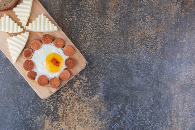 Bandeja de café da manhã com ovo frito, salsichas e outros ingredientes