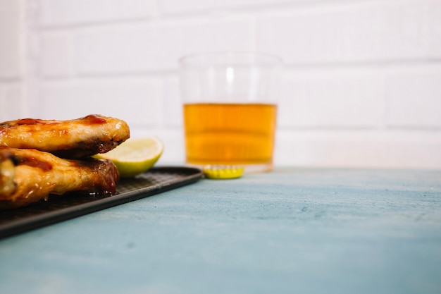 Foto grátis bandeja de colheita com frango e cerveja fritos