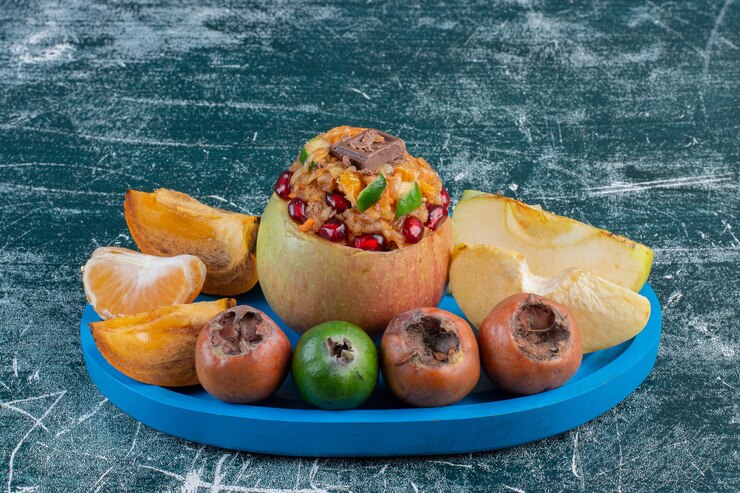 Foto grátis bandeja de frutas com combinação de frutas de outono.
