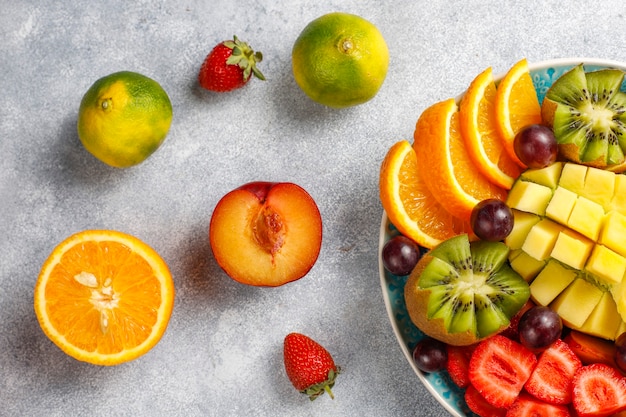 Foto grátis bandeja de frutas e bagas, cozinha vegana.