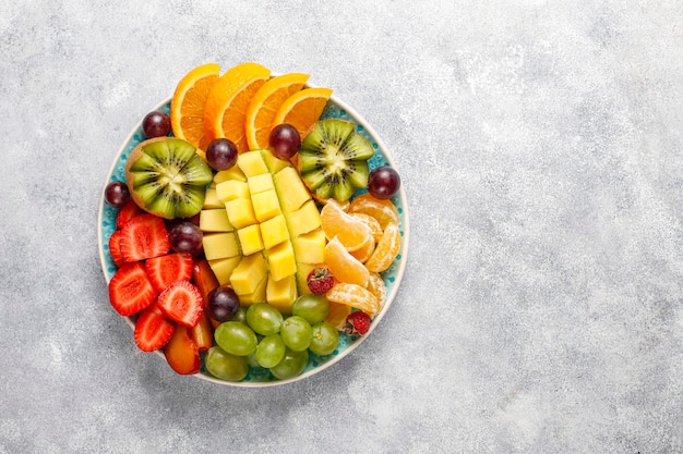Foto grátis bandeja de frutas e bagas, cozinha vegana.