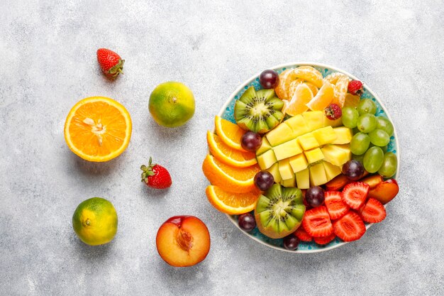 Bandeja de frutas e bagas, cozinha vegana.