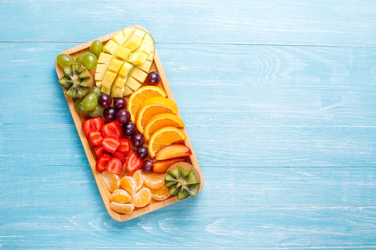 Foto grátis bandeja de frutas e bagas, cozinha vegana.