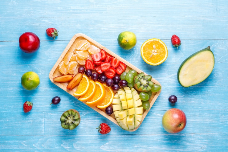 Foto grátis bandeja de frutas e bagas, cozinha vegana.