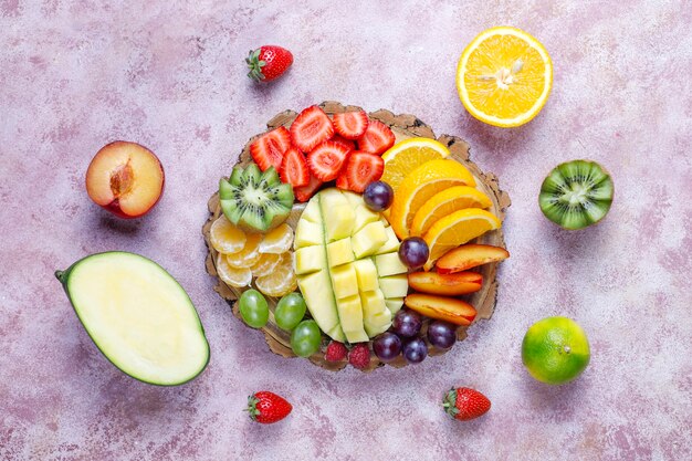 Bandeja de frutas e bagas, cozinha vegana.