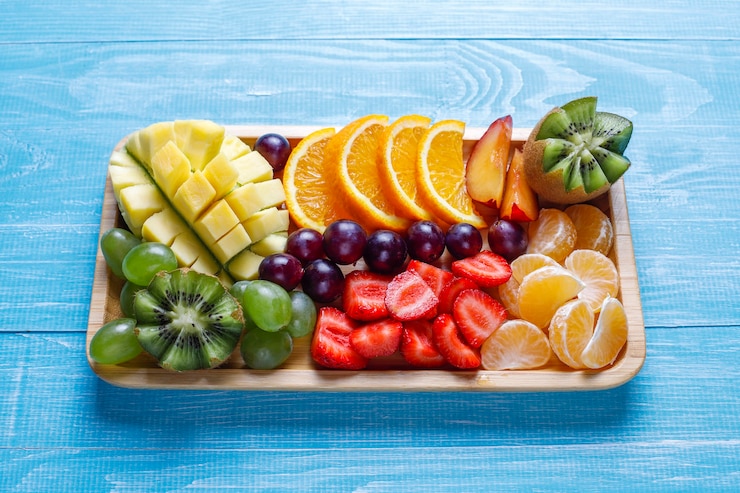 Foto grátis bandeja de frutas e bagas, cozinha vegana.