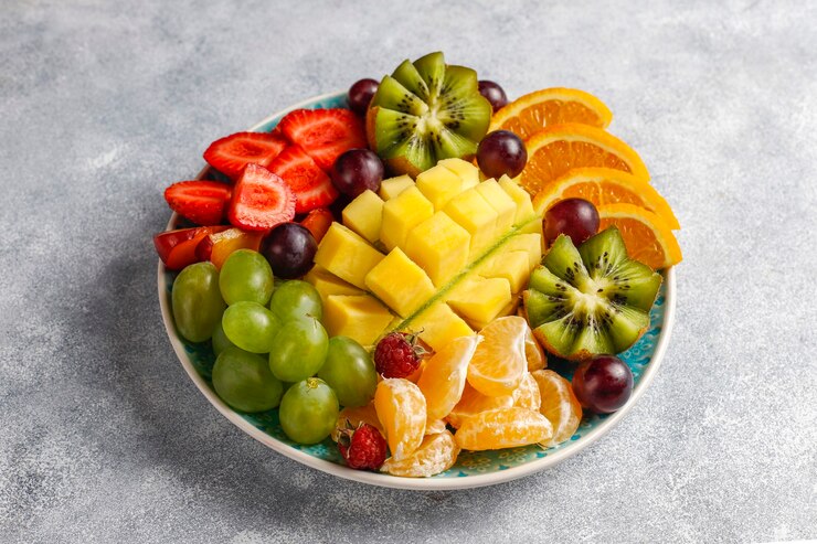 Foto grátis bandeja de frutas e bagas