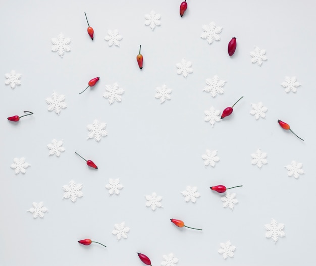 Bando de bagas vermelhas e flocos de neve falsos