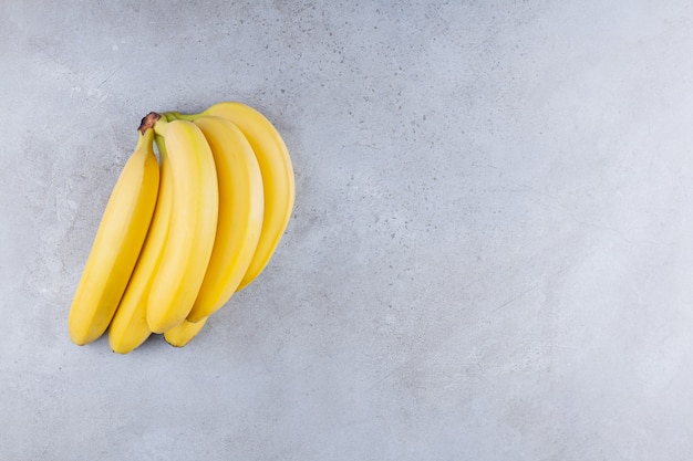 Bando de banana colocado sobre uma mesa de pedra.