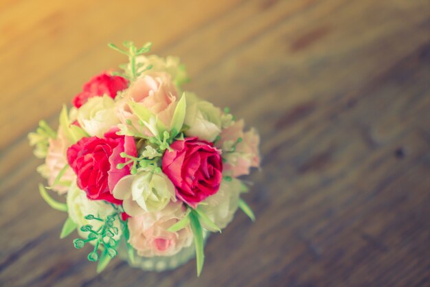 Bando de belas flores na mesa (filtrado imagem processada v