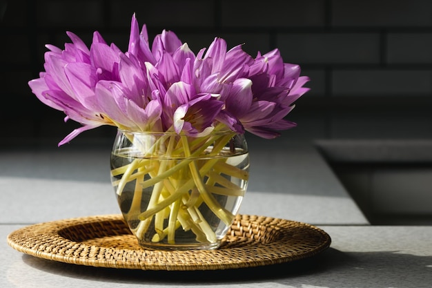 Foto grátis bando de flores de açafrão em um vaso de vidro na cozinha