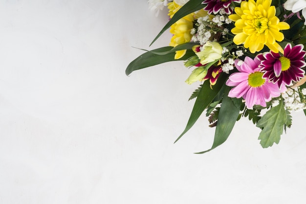 Foto grátis bando de flores de verão colocado na mesa cinza