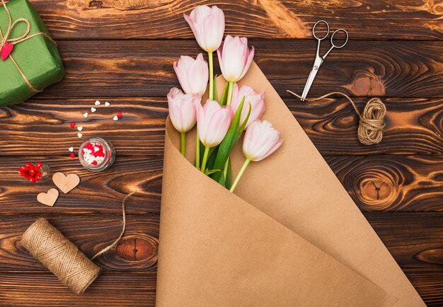 Bando de flores e acessórios para embrulho