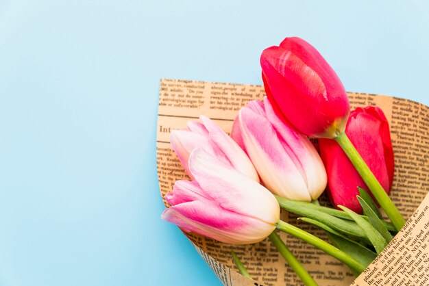 Bando de flores frescas brilhantes em papel ofício