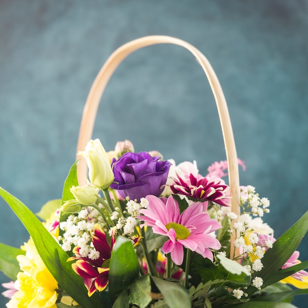 Bando de flores frescas colocado na cesta de vime