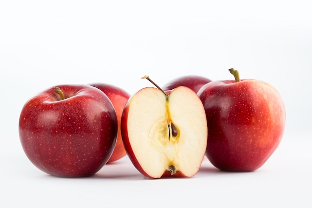 Bando de frutas frescas de maçãs vermelhas suculentas maduras frescas isoladas no branco