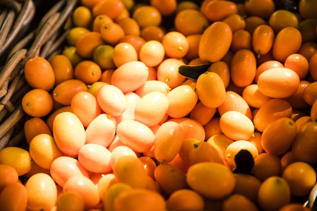 Bando de frutas frescas kumquats no mercado de alimentos orgânicos