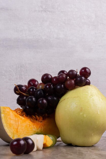 Bando de frutas frescas na mesa de mármore.